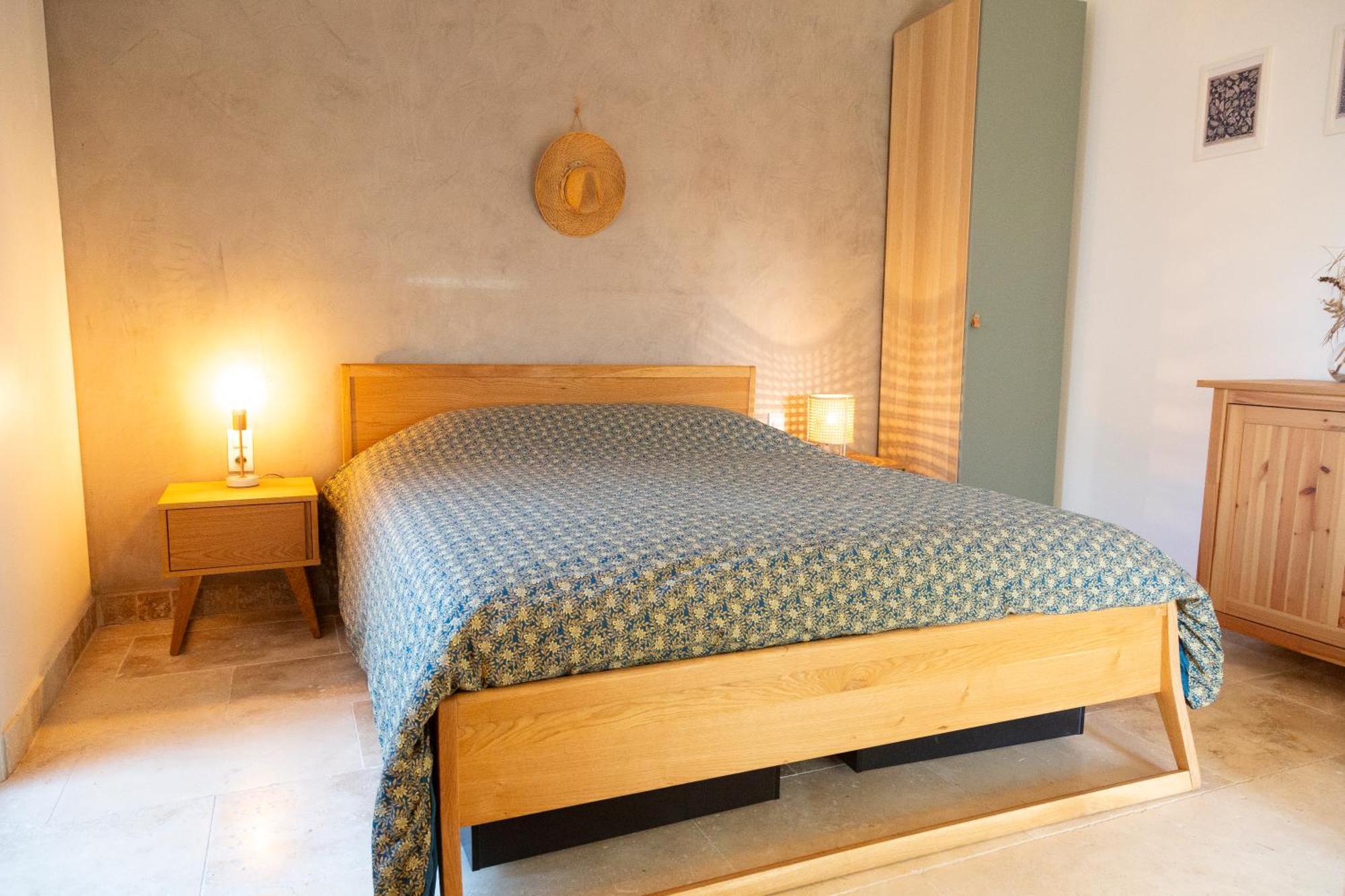 Le Gite Sous Les Pins Les Taillades 外观 照片