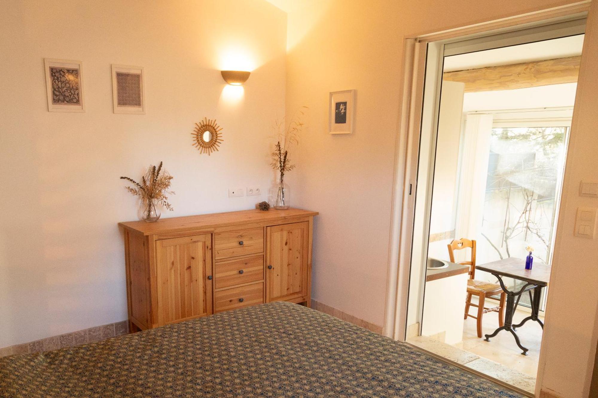 Le Gite Sous Les Pins Les Taillades 外观 照片
